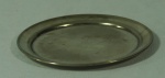 Pequena salva em metal espessurado em prata medindo 12 cm de diâmetro.