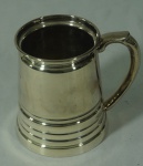 REBOLÇAS - Caneca em metal espessurado a prata marcado. Medida: 12 cm de altura e 10 cm de diâmetro.