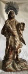 São José em madeira com resquícios de policromia medindo 27 cm de altura, acompanha esplendor em prata (altura total: 32cm). Falta pedaço do braço esquerdo do santo e já sem a policromia original.