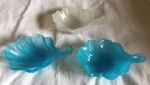 Três saboneteiras em opalina: duas na cor azul e uma branca medindo 11x8cm.