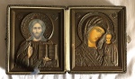Oratório de viagem - Estojo em couro com imagens de Jesus e Nossa Senhora com menino Jesus e moldura em metal. Medida aberto: 25 x 15 cm. Medida fechado: 12 x 14,5 cm.