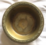 Pequeno bowl em metal dourado e borda decorada com parreiras medindo 15cm de diâmetro e 3cm de altura. Apresenta marcas de uso.