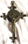 Crucifixo em metal medindo 20 x 12,5 cm.