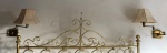 Par de abajures estilo inglês em metal dourado com cúpulas articuladas em tecido. Medida total: 57 cm.