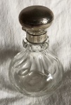 Perfumeiro em cristal europeu com tampa em prata da marca Mappi & Web medindo 14 cm de altura e 9 cm de diâmetro.