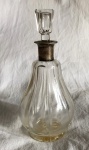 Perfumeiro cristal europeu com gargalo em prata medindo 19 cm de altura e 9 cm de diâmetro.