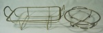 Dois suportes para travessas : o redondo em prata Wolff medindo 24,5 cm de diâmetro e 32 cm com as alças; o retangular marcado Meridional medindo 34 x 22 cm e 39 cm com as alças.