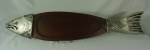 Grande travessa em madeira com pontas de metal para peixe medindo 89 x 20 cm.