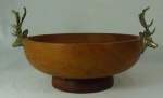 Bowl em madeira com pegas em metal contendo cervos medindo 35 cm de diâmetro (medida com pegas: 44cm).