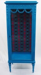 Vitrine/cristaleira em madeira nobre com pintura azul, 2 prateleiras. Laterais , porta e prateleiras em vidro. Medidas 170 x 64 x 35 cm.