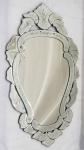 Espelho estilo Veneziano (com alguns desgastes do tempo) . Medidas 98  x 58 cm.