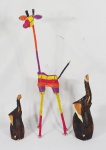 Lote contendo três peças , sendo: duas esculturas de elefantes em madeira  ( 21 cm e 30 cm) e uma escultura confeccionada de contas e arame no formato de Girafa (60 cm).