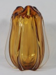 Belíssimo jarro em vidro murano, na cor âmbar, medindo 31 cm de altura
