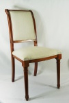 Conjunto de 8 cadeiras em madeira com encostos e assentos estofados em tecido bege. Medidas 96 x 51 x 45 cm.