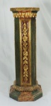 Antiga coluna em madeira nobre, entalhada e policromada, motivos florais, (marcas do tempo, falta tampo, provavelmente de mármore). Medida 81 x 28 x 25 cm.