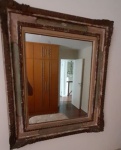 Antigo espelho em madeira. Medida 87 x 75 cm.