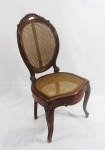 Cadeira medalhão sem braço em madeira nobre, assento e encosto em palhinha indiana, acompanha almofada solta em tecido brocado. Medida 97 x 50 x 45 cm.