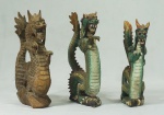 Lote composto de 3 esculturas em madeira, representando dragões chineses, , sendo duas patinadas, (com uma perda nos dedos de um). Medidas, 19 x 11 cm, 21 x 10 cm e 21 x 14 cm.