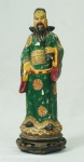 Escultura oriental em estuque pintado a mão, (com algumas perdas), representando Sábio, acompanha peanha de madeira. Altura total 30 cm.