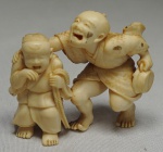 Grupo escultório em marfim representando ancião c/ criança, medindo 5x6 cm, (alguns quebrados)