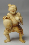 Grupo escultório em marfim representando homem c/ jarro, medindo 7 cm, (no estado c/alguns quebrados e colados)