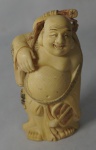 Escultura em marfim representando Buda, medindo 11 cm. Assinado com selo vermelho.
