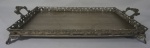 Grande bandeja c/ alça, em metal espessurado a prata, galeria vazada, medindo 69x40 cm