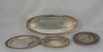 Parte de baixela com 6 travessas, em metal espessurado a prata, sendo: 2 redondas medindo 30 e 34 cm e 4 ovais medindo 60, 39, 32 e 27 cm (no estado - manchas e marcas de uso)