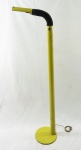 Luminária dos anos 50/60, em ferro pintado de verde, s/ lâmpada, s/ tomada, necessita revisão parte elétrica ( marcas de tempo0, medindo 148 cm de altura