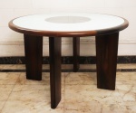 Joaquim Tenreiro, mesa de jantar, madeira nobre jacarandá, apoiada por 4 pés, vidro branco com pintura especial epoxi, encabeçamento em madeira maciça jacarandá. Medida, altura 78 cm e 1,25 diâmetro.