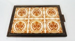 Grande bandeja em jacarandá, c/ 6 azulejos ( alguns trincados e falta uma alça), medindo 52 x 32 cm.
