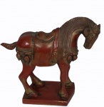Cavalo estilo Tang, em madeira laqueada, medindo 26x28 cm