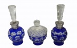Conjunto de 3 peças, sendo 2 perfumeiros com tampa adaptada (1 com trincado) e porta algodão com tampa adaptada, cristal double azul.