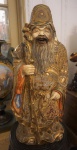 Grupo escultórico em porcelana japonesa, Satzuma Imperial, ricamente policromada, representando Velho Sábio, medindo 62x23 cm, acompanha grande peanha em teka esculpida medindo 91 cm, altura total 153 cm