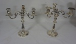 Par de candelabros em metal Christoflle, p/ 3 velas (falta bobeches de um candelabro)
