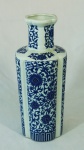 Vaso em porcelana chinesa  azul e branca medindo 37 cm de altura e 13 cm de diâmetro.