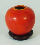 Pequeno potiche em porcelana laranja medindo 11 cm de altura, acompanha peanha. Altura com peanha: 13 cm.
