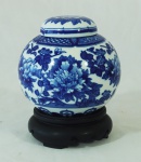 Pequeno potiche com tampa em porcelana chinesa azul e branca  medindo 12 cm de altura, acompanha peanha. Altura com peanha: 16 cm.