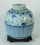 Potiche com tampa em porcelana chinesa azul e branca medindo 25 cm de altura, acompanha peanha em madeira frisada. Altura com peanha: 28,5 cm.