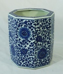 Cachepot oitavado em porcelana chinesa azul e branca com decoração floral medindo 26 cm de altura e 23 cm de diâmetro.
