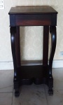 Pequena mesa/ coluna estilo império  em madeira nobre, com pernas frontais curvas e pés frontais em garras, medindo 89 x 44 x 32 cm.
