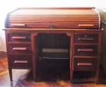Escrivaninha em madeira nobre contendo seis gavetas e abertura retrátil medindo 100 x 130 x 80 cm.