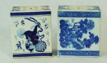 Dois porta grilos em porcelana chinesa azul e branca. Um medindo 14,5 x 11,5 x 7 cm e o outro 14,5 x 12,5 x 6,5 cm.