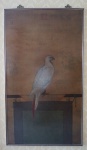 Gravura de pássaro branco assinado no meio no alto e no c.i.e. medindo 158 x 90 cm.