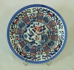 Grande prato em porcelana chinesa policromado ao gosto Imari, manufaturado Celadon, medindo 38cm de diâmetro.
