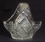 Pequena cesta em cristal grosso facetado medindo 14,5 x 15 cm.