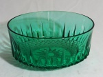 Bowl em vidro verde facetado medindo 10 cm de altura e 20 cm de diâmetro.