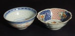Dois pequenos bowls em porcelana chinesa, sendo uma azul e branca medindo 6cm de altura e 13cm de diâmetro e a outra policromada medindo 5cm de altura e 13cm de diâmetro.