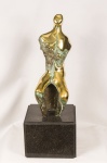 MARIO AGOSTINELLI - MarioMorel Agostinelli (1915/2000). Escultura em bronze polido representando figura sentada.  Assinada. Alt. 51 cm.  Base de mármore, medindo 20x26x26cm.