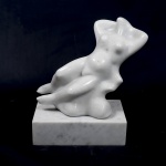 CALABRONE - Domenico Calabrone (1928/2000). Escultura em mármore branco representando figura feminina  recostada. Assinada. Acompanha base de mármore. Medidas : escultura 37x28x18cm, base 40x40 x40cm.